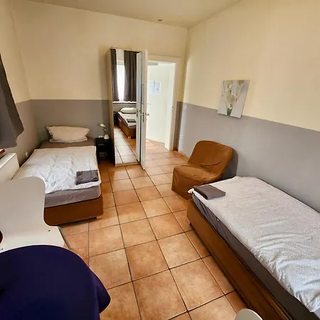 Studio-apartments & Moeblierte Fuer Monteure Zentral In Apartamento